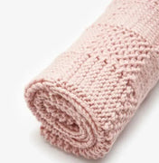 Kocyk dla psa „Chess” – kolor pudrowy (50 × 70 cm)